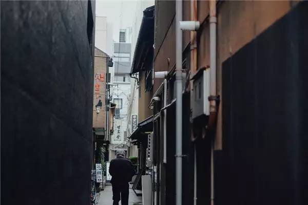 穿过城市小巷子的老大爷 可怕的不是穷,而是你根本没有转机来改变穷